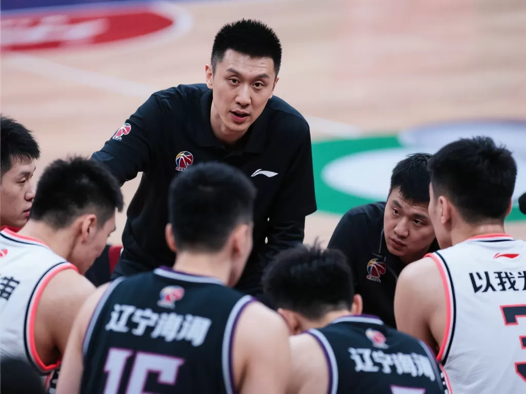 杨鸣：关键战役中，球队思想与心理调整展现从容